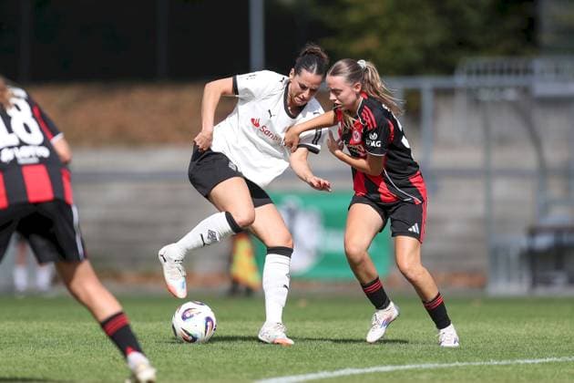 24 08 2025, xjcx, Women, Soccer, Season 2025 2026, 2 Women Bundesliga, 1 Matchday Eintracht Frankfurt II Borussia Moenchengladbach Flaka Aslanaj 9, Borussia Mönchengladbach and Helene Schäfer 35, Eintracht Frankfurt II Frankfurt am Main Stadion am Brentanobad Hessen Germany