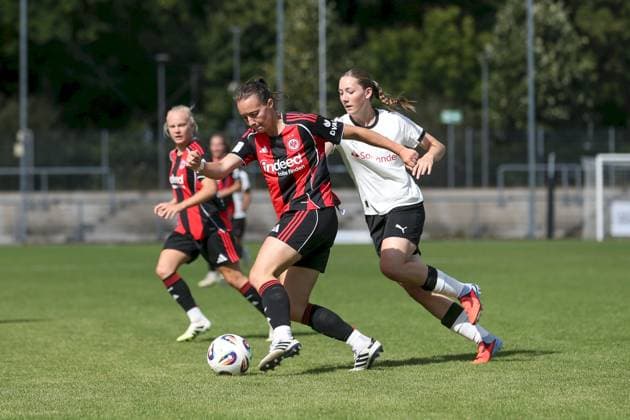 24 08 2025, xjcx, Women, Soccer, Season 2025 2026, 2 Women Bundesliga, 1 Matchday Eintracht Frankfurt II Borussia Moenchengladbach Esther Juretzka 34, Eintracht Frankfurt II and Fiona Itgenshorst 6, Borussia Mönchengladbach Frankfurt am Main Stadion am Brentanobad Hessen Germany