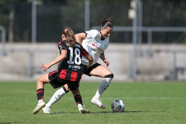 24 08 2025, xjcx, Women, Soccer, Season 2025 2026, 2 Women Bundesliga, 1 Matchday Eintracht Frankfurt II Borussia Moenchengladbach Carlotta Schwoerer 18, Eintracht Frankfurt II and Flaka Aslanaj 9, Borussia Mönchengladbach Frankfurt am Main Stadion am Brentanobad Hessen Germany