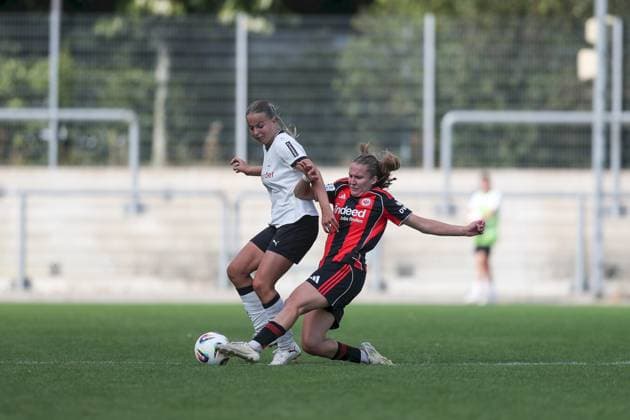 24 08 2025, xjcx, Women, Soccer, Season 2025 2026, 2 Women Bundesliga, 1 Matchday Eintracht Frankfurt II Borussia Moenchengladbach Sophia Gerber 4, Borussia Moenchengladbach and Carlotta Schwoerer 18, Eintracht Frankfurt II Frankfurt am Main Stadion am Brentanobad Hessen Germany