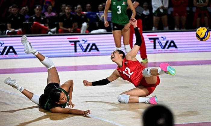 (250825) -- CHIANG MAI, Aug. 25, 2025 -- Joseline Landeros Palacios (R) of Mexico falis to save the ball during the Preliminary Phase Pool F match between the Dominican Republic and Mexico at the Volleyball Women s World Championship, WM, Weltmeisterschaft in Chiang Mai, Thailand, Aug. 25, 2025. ) (SP)THAILAND-CHIANG MAI-VOLLEYBALL-WOMEN S WORLD CHAMPIONSHIP-THE DOMINICAN REPUBLIC VS MEXICO HouxZhaokang 
