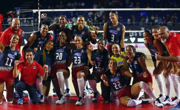 (250825) -- CHIANG MAI, Aug. 25, 2025 -- Team the Dominican Republic pose for photos after the Preliminary Phase Pool F match between the Dominican Republic and Mexico at the Volleyball Women s World Championship, WM, Weltmeisterschaft in Chiang Mai, Thailand, Aug. 25, 2025. ) (SP)THAILAND-CHIANG MAI-VOLLEYBALL-WOMEN S WORLD CHAMPIONSHIP-THE DOMINICAN REPUBLIC VS MEXICO SunxWeitong 