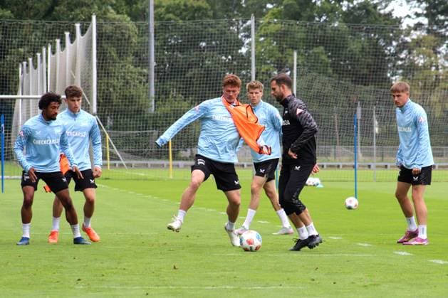 DEU, DFL, 2 FBL Hertha BSC, Training, 25 08 2025, Sportforum, Berlin, DEU, DFL, 2 FBL Hertha BSC, Training, im Bild Sebastian Groenning Hertha BSC Berlin 17 , Marius Gersbeck Hertha BSC Berlin 35 DFL regulations prohibit any use of Photographs as image sequences and or quasi video nordphotoxGmbHx xEngler nph00076