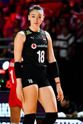 Turkiye v Bulgaria - FIVB Women s Volleyball World Championship, WM, Weltmeisterschaft NAKHON RATCHASIMA, THAILAND - AUGUST 25: Zehra Gunes (18) of Turkiye takes part during the FIVB Women s Volleyball World Championship match between Turkiye and Bulgaria at Korat Chatchai Hall in Nakhon Ratchasima, Thailand on August 25, 2025. Mustafa Hatipoglu Anadolu Nakhon Ratchasima Thailand. Editorial use only. Please get in touch for any other usage.  Copyright: x2025xAnadoluxMustafaxHatipoglux