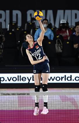 (250825) -- CHIANG MAI, Aug. 25, 2025 -- Li Yingying of China serves during the Preliminary Phase Pool F match between China and Colombia at the Volleyball Women s World Championship, WM, Weltmeisterschaft in Chiang Mai, Thailand, Aug. 25, 2025. ) (SP)THAILAND-CHIANG MAI-VOLLEYBALL-WOMEN S WORLD CHAMPIONSHIP-CHINA VS COLOMBIA HouxZhaokang 