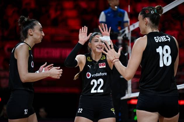 Turkiye v Bulgaria - FIVB Women s Volleyball World Championship, WM, Weltmeisterschaft NAKHON RATCHASIMA, THAILAND - AUGUST 25: Zehra Gunes (18) and Ilkin Aydin (22) of Turkiye celebrate during the FIVB Women s Volleyball World Championship match between Turkiye and Bulgaria at Korat Chatchai Hall in Nakhon Ratchasima, Thailand on August 25, 2025. Mustafa Hatipoglu Anadolu Nakhon Ratchasima Thailand. Editorial use only. Please get in touch for any other usage.  Copyright: x2025xAnadoluxMustafaxHatipoglux