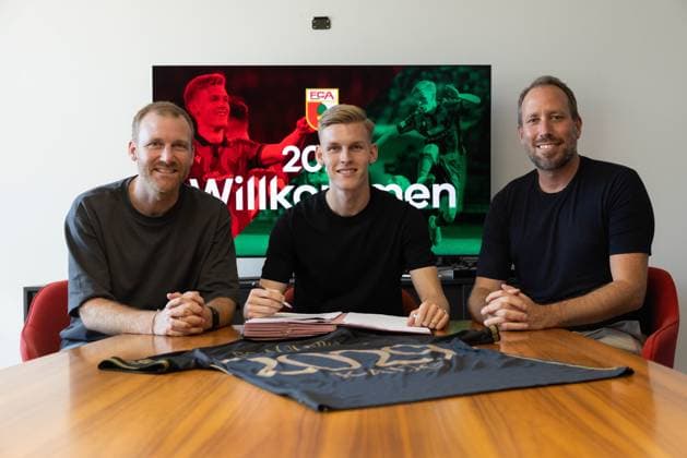 25.08.2025, GER, Fussball, Herren, FC Augsburg, Bundesliga, Anton Kade, Unterschrift, FCA, *** 25 08 2025, GER, Soccer, Men, FC Augsburg, Bundesliga, Anton Kade, Signature, FCA,