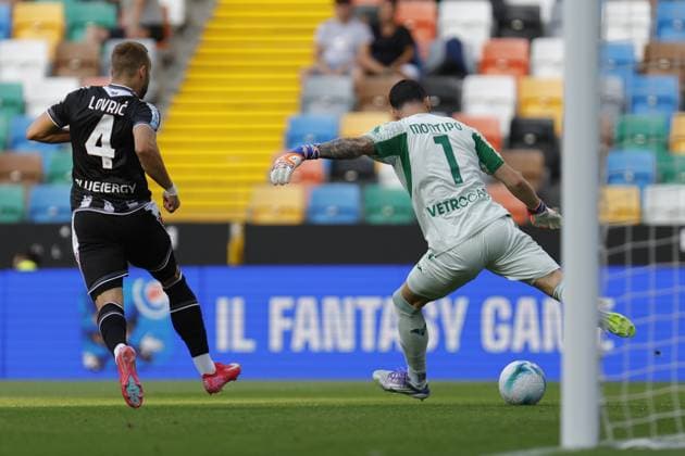 Hellas Verona s LORENZO MONTIPO in action against Udinese s SANDI LOVRIC during the Italian Serie A Enilive soccer championship football match between Udinese and Hellas Verona at Bluenergy Stadium on August 25th, 2025, Udine, Italy  Copyright: xMattiaxRadoni IPAxSportx xipa-agency.netx xx IPA_63218597 IPA_Agency_IPA63218597