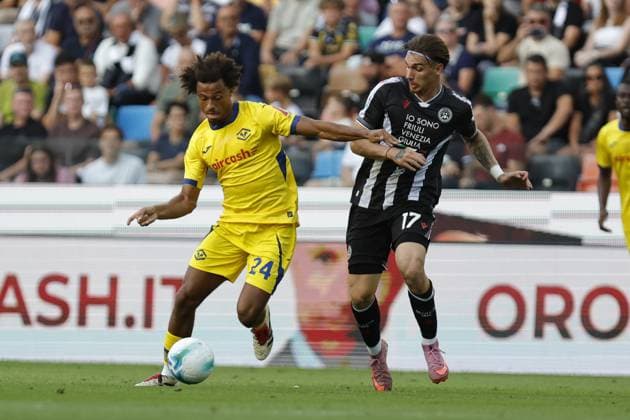 Udinese s IKER BRAVO in action against Hellas Verona s ANTOINE BERNEDE during the Italian Serie A Enilive soccer championship football match between Udinese and Hellas Verona at Bluenergy Stadium on August 25th, 2025, Udine, Italy  Copyright: xMattiaxRadoni IPAxSportx xipa-agency.netx xx IPA_63218607 IPA_Agency_IPA63218607