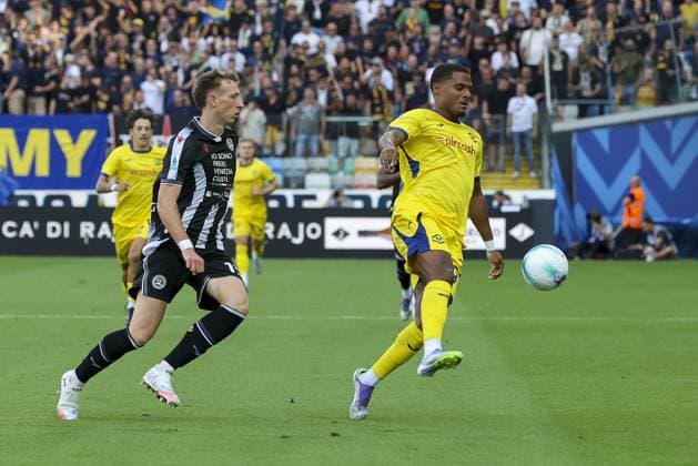 Amin Sarr of Hellas Verona FC battle for the ball with Nicolo Bertola of Udinese FC during Udinese Calcio FC vs Hellas Verona FC, 1Â° Serie A Enilive 2025-26 game at Bluenergy stadium in Udine (UD), Italy, on August 25, 2025.  Copyright: xDavidexCasentini IPAxSportx xipa-agency.netx xx IPA_63219196 IPA_Agency_IPA63219196