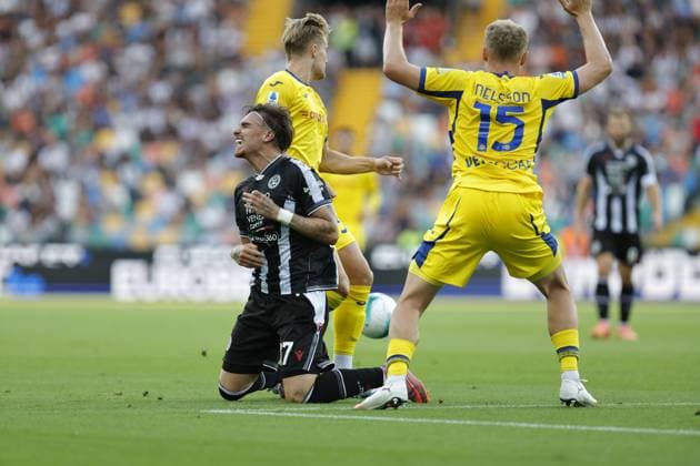 Udinese s IKER BRAVO in action against Hellas Verona s VICTOR NELSSON during the Italian Serie A Enilive soccer championship football match between Udinese and Hellas Verona at Bluenergy Stadium on August 25th, 2025, Udine, Italy  Copyright: xMattiaxRadoni IPAxSportx xipa-agency.netx xx IPA_63219871 IPA_Agency_IPA63219871