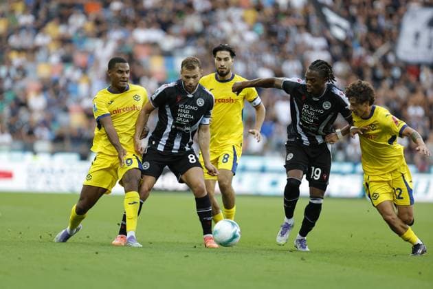 Udinese s JESPER KARLSTROM and Udinese s Kingsley Ehizibue in action against Hellas Verona s AMIN SARR, Hellas Verona s DOMAGOJ BRADARIC during the Italian Serie A Enilive soccer championship football match between Udinese and Hellas Verona at Bluenergy Stadium on August 25th, 2025, Udine, Italy  Copyright: xMattiaxRadoni IPAxSportx xipa-agency.netx xx IPA_63219883 IPA_Agency_IPA63219883