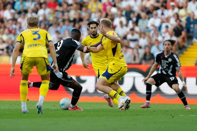 Udinese Calcio v Hellas Verona FC - Serie A Udinese s Keinan Davis plays against Hellas Verona s Victor Nelsson during the Italian Serie A Enilive soccer championship football match between Udinese and Hellas Verona at Bluenergy Stadium in Udine, Italy, on August 25, 2025. Udine Friuli Venezia Giulia Italy  Copyright: xMattiaxRadonix originalFilename:radoni-soccer20250825_npt7j.jpg
