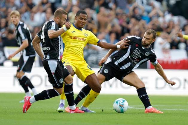 Udinese Calcio v Hellas Verona FC - Serie A Amin Sarr of Hellas Verona is in action against Sandi Lovric and Jesper Karlstrom of Udinese during the Italian Serie A Enilive soccer championship football match between Udinese and Hellas Verona at Bluenergy Stadium in Udine, Italy, on August 25, 2025. Udine Friuli Venezia Giulia Italy  Copyright: xMattiaxRadonix originalFilename:radoni-soccer20250825_npWAz.jpg