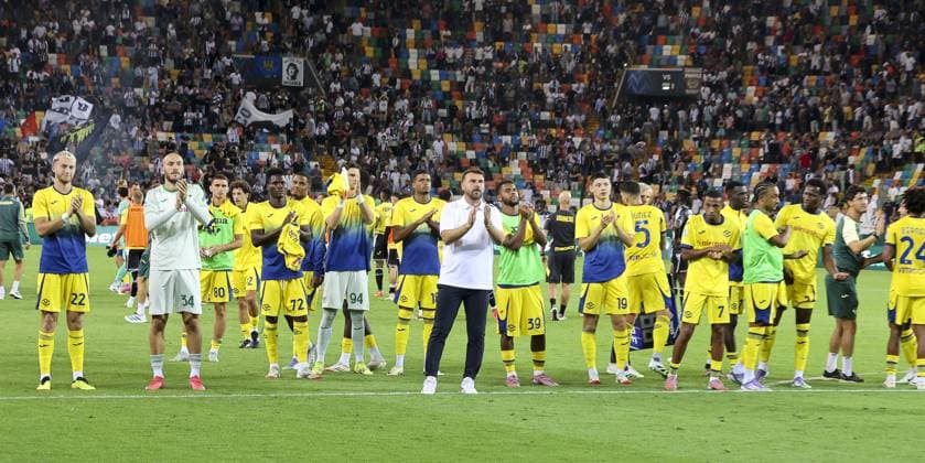 Hellas Vewrona team applaud the fans following the final whistle during Udinese Calcio FC vs Hellas Verona FC, 1Â° Serie A Enilive 2025-26 game at Bluenergy stadium in Udine (UD), Italy, on August 25, 2025.  Copyright: xDavidexCasentini IPAxSportx xipa-agency.netx xx IPA_63226560 IPA_Agency_IPA63226560