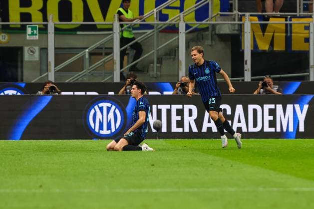 Alessandro Bastoni (FC Inter) celebrates after scoring a goal during Inter - FC Internazionale vs Torino FC, Italian soccer Serie A match in Milan, Italy, August 25 2025  Copyright: xMattiaxMartegani IPAxSportx xipa-agency.netx xx IPA_63226836 IPA_Agency_IPA63226836