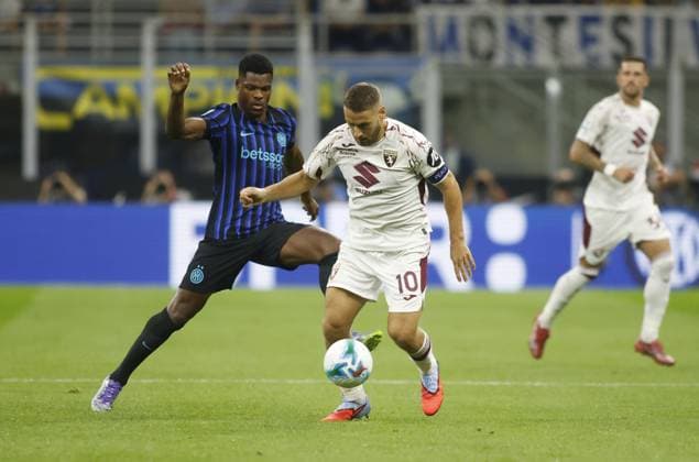 Denzel Dumfries of FC Inter and Nikola Vlasic of Torino FC during the Italian Serie A 2025 26 season, football match between FC Inter and Torino FC on 25 August 2025 at San Siro Stadium in Milan, Italy. Photo Nderim Kaceli  Copyright: xNderimxKaceli IPAxSportx xipa-agency.netx xx IPA_63227505 IPA_Agency_IPA63227505