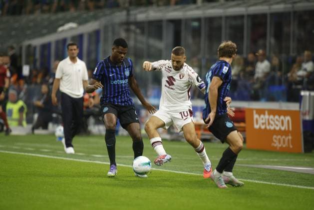 Denzel Dumfries of FC Inter and Nikola Vlasic of Torino FC during the Italian Serie A 2025 26 season, football match between FC Inter and Torino FC on 25 August 2025 at San Siro Stadium in Milan, Italy. Photo Nderim Kaceli  Copyright: xNderimxKaceli IPAxSportx xipa-agency.netx xx IPA_63227594 IPA_Agency_IPA63227594