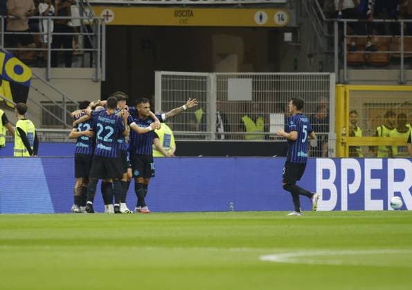 Alessandro Bastoniof FC Inter celebrating with team mates after a goal during the Italian Serie A 2025 26 season, football match between FC Inter and Torino FC on 25 August 2025 at San Siro Stadium in Milan, Italy. Photo Nderim Kaceli  Copyright: xNderimxKaceli IPAxSportx xipa-agency.netx xx IPA_63227829 IPA_Agency_IPA63227829