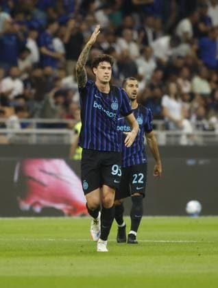 Alessandro Bastoniof FC Inter celebrating after a goal during the Italian Serie A 2025 26 season, football match between FC Inter and Torino FC on 25 August 2025 at San Siro Stadium in Milan, Italy. Photo Nderim Kaceli  Copyright: xNderimxKaceli IPAxSportx xipa-agency.netx xx IPA_63227858 IPA_Agency_IPA63227858