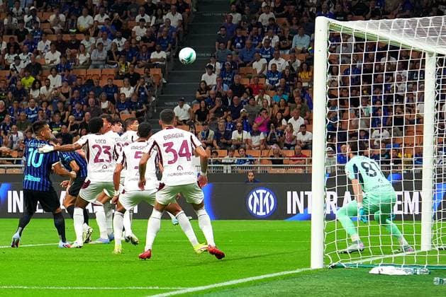 Inter MilanÕs Alessandro Bastoni scores goal 1-0 during the Serie A soccer match between Inter and Torino at the San Siro Stadium in Milan , north Italy - Monday , August 25 , 2025. - Soccer .  Copyright: xSpada LaPressex