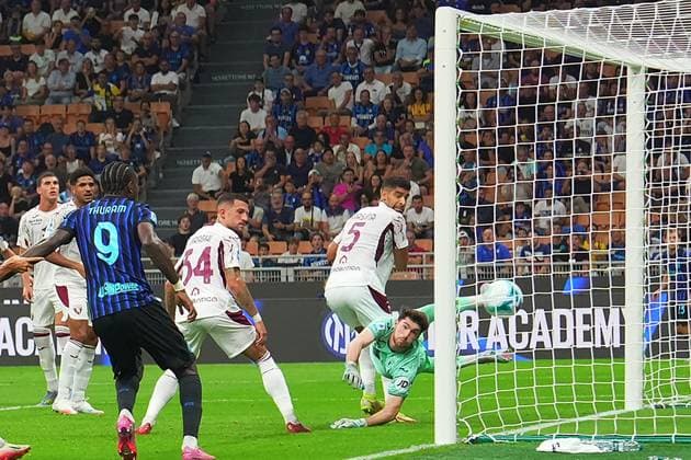 Inter MilanÕs Alessandro Bastoni scores goal 1-0 during the Serie A soccer match between Inter and Torino at the San Siro Stadium in Milan , north Italy - Monday , August 25 , 2025. - Soccer .  Copyright: xSpada LaPressex