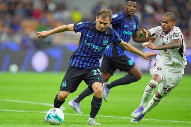 Torino s Cyril Ngonge fights for the ball with Inter MilanÕs Nicolo Barella during the Serie A soccer match between Inter and Torino at the San Siro Stadium in Milan , north Italy - Monday , August 25 , 2025. - Soccer .  Copyright: xSpada LaPressex