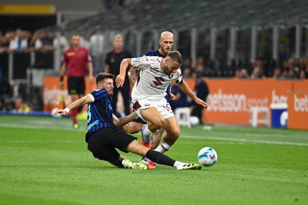 Petar SUCIC (Inter) in tackle on Nikola Vlasic (Torino) during Inter - FC Internazionale vs Torino FC, Italian soccer Serie A match in Milan, Italy, August 25 2025  Copyright: xGianlucaxRicci IPAxSportx xipa-agency.netx xx IPA_63230802 IPA_Agency_IPA63230802