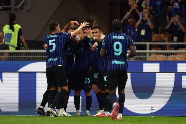 Alessandro Bastoni (Fc Internazionale) celebrates after scoring his team s first goal with team mates, Serie A, FC Internazionale v Torino FC, Giuseppe Meazza, August 25, 2025, Milan, Italy.