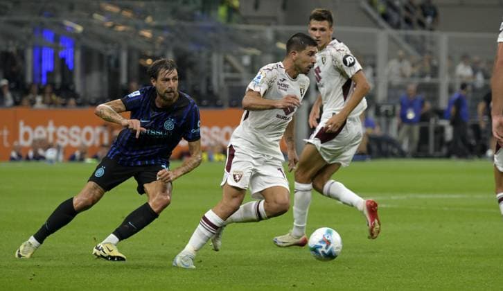 Foto IPP Paolo Bona Milano 25 08 2025 Campionato Serie A di Calcio stagione 2025 2026 partita Inter-Torino Nella foto Giovanni Simeone e Francesco Acerbi Italy Photo Press Worldwide Copyright italy Italy ITALY  Copyright: xR4924_italyphotopressx