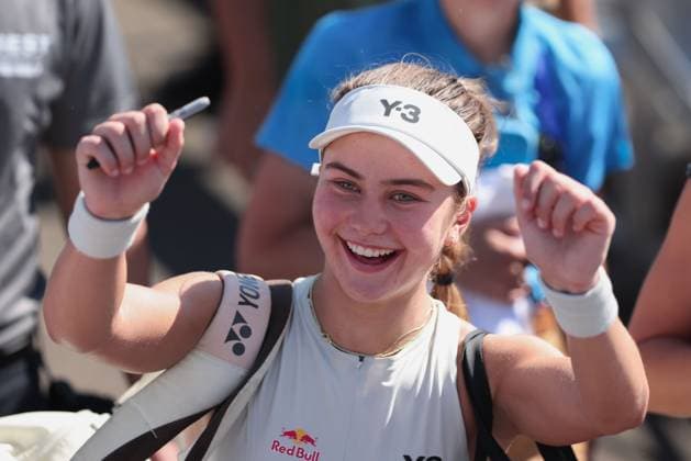 Iva Jovic USA cheers with the fans, US Open Championships 2023, USTA Billie Jean King National Tennis Center, Flushing Meadows, New York, USA Copyright: xJuergenxHasenkopfx