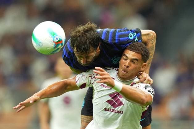Inter Milan s Francesco Acerbi fights for the ball with TorinoÕs Che Adams during the Serie A soccer match between Inter and Torino at the San Siro Stadium in Milan , north Italy - Monday , August 25 , 2025. - Soccer .  Copyright: xSpada LaPressex