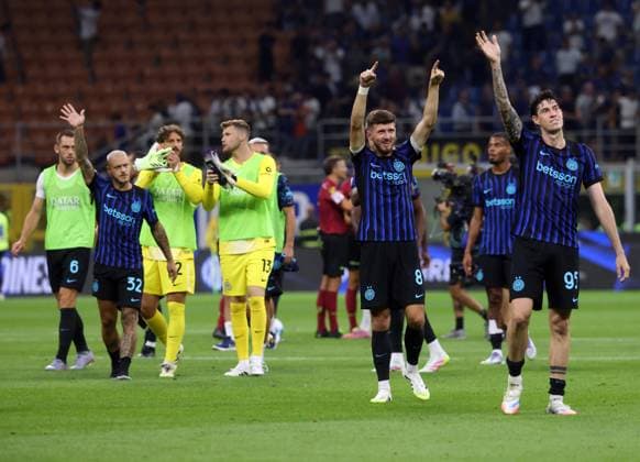 August 25, 2025, Milan, MILAN: Inter™s players greet supporters at the end of the Italian serie A soccer match between Inter and Torino at Giuseppe Meazza stadium in Milan, 25 August 2025..ANSA MATTEO BAZZI Soccer; Serie A: Inter Vs Torino  - ZUMAa110 20250825_zaf_a110_044 Copyright: xMatteoxBazzix