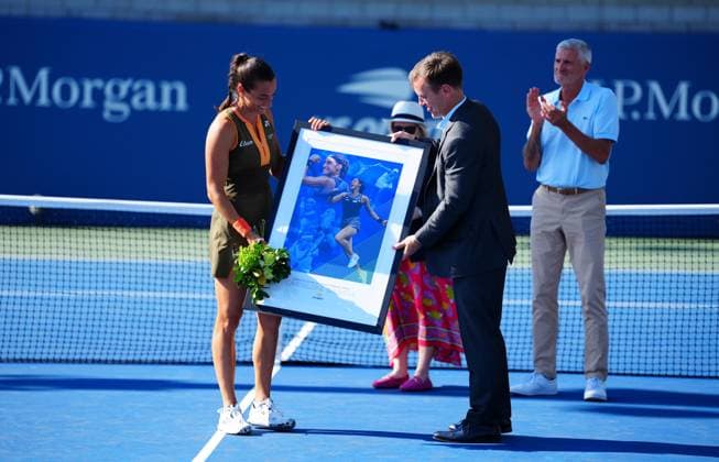 A special presentation for Caroline Garcia after she officially retired from professional tennis following her first round defeat to Kamilla Rakhimova 2025 US Open, Day Two, USTA Billie Jean King National Tennis Center, New York, USA - 25 Aug 2025New York USTA Billie Jean King National T New York (NY) United States of America  Copyright: xJavierxGarcia Shutterstockx 15451864bq