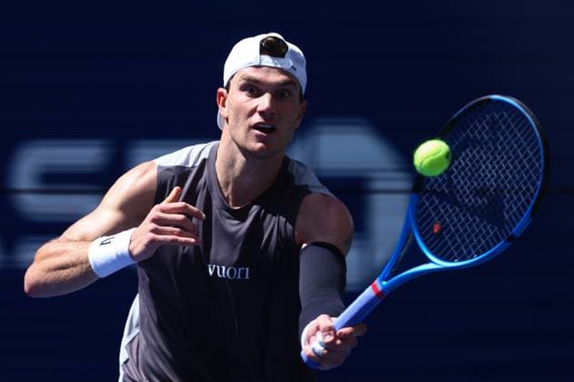 2025 US Open Tennis Championships, Billy Jean-King Tennis Centre, Flushing Meadows, New York, USA, 25 08 2025 Jack Draper (GBR) in action during his first round match against Federico Agustin Gomez (ARG) in the 2025 US Open at Flushing Meadows New York Billy Jean King Tennis Centre, Flushing Meadows New York USA Copyright: xMarkxGreenwoodx