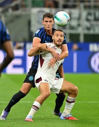 (250826) -- MILAN, Aug. 26, 2025 -- Torino s Nikola Vlasic (R) vies with Inter Milan s Benjamin Pavard during a Serie A football match between Inter Milan and Torino in Milan, Italy, Aug. 25, 2025. (Photo by Xinhua) (SP)ITALY-MILAN-FOOTBALL-SERIE A-INTER MILAN VS TORINO AlbertoxLingria 