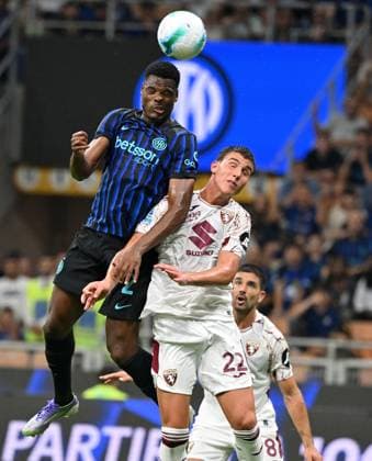 (250826) -- MILAN, Aug. 26, 2025 -- Torino s Cesare Casadei (R) vies with Inter Milan s Denzel Dumfries during a Serie A football match between Inter Milan and Torino in Milan, Italy, Aug. 25, 2025. (Photo by Xinhua) (SP)ITALY-MILAN-FOOTBALL-SERIE A-INTER MILAN VS TORINO AlbertoxLingria 