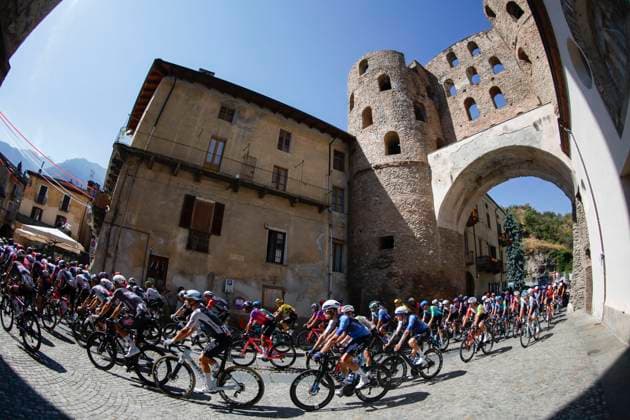 The pack competes in the fourth stage of La Vuelta cycling tour between Susa and Voiron, in Italy, 26 August 2025. This stage covering 192 km is the last one held in Italy before teams departs for Spain to continue the race. Fourth stage of La Vuelta cycling tour !ACHTUNG: NUR REDAKTIONELLE NUTZUNG!  Copyright: xJavierxLizonx GRAF2850 20250826-55017739856_1