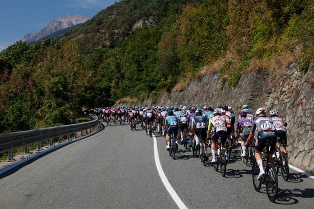 The pack competes in the fourth stage of La Vuelta cycling tour between Susa and Voiron, in Italy, 26 August 2025. This stage covering 192 km is the last one held in Italy before teams departs for Spain to continue the race. Fourth stage of La Vuelta cycling tour !ACHTUNG: NUR REDAKTIONELLE NUTZUNG!  Copyright: xJavierxLizonx GRAF2875 20250826-55017739862_1