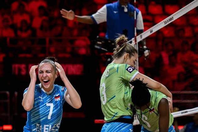 Argentina v Slovenia - FIVB Women s Volleyball World Championship, WM, Weltmeisterschaft NAKHON RATCHASIMA, THAILAND - AUGUST 26: Slovenia’s Emi Juric (7), Nika Milosic (13) and Fatoumatta Sillah (6) celebrate after scoring during the FIVB Women’s World Volleyball Championship match against Argentina at Korat Chatchai Hall in Nakhon Ratchasima, Thailand, on August 26, 2025. Mustafa Hatipoglu Anadolu Nakhon Ratchasima Thailand. Editorial use only. Please get in touch for any other usage.  Copyright: x2025xAnadoluxMustafaxHatipoglux