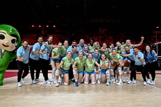Argentina v Slovenia - FIVB Women s Volleyball World Championship, WM, Weltmeisterschaft NAKHON RATCHASIMA, THAILAND - AUGUST 26: Slovenia players pose for a photo after their victory in the FIVB Women’s World Volleyball Championship match against Argentina at Korat Chatchai Hall in Nakhon Ratchasima, Thailand, on August 26, 2025. Mustafa Hatipoglu Anadolu Nakhon Ratchasima Thailand. Editorial use only. Please get in touch for any other usage.  Copyright: x2025xAnadoluxMustafaxHatipoglux