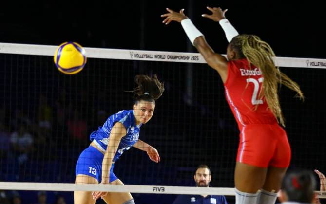 (250826) -- CHIANG MAI, Aug. 26, 2025 -- Effrosyni Bakodimou (L) of Greece competes during the Preliminary Phase Pool C match between France and Greece at the Volleyball Women s World Championship, WM, Weltmeisterschaft in Chiang Mai, Thailand, Aug. 26, 2025. ) (SP)THAILAND-CHIANG MAI-VOLLEYBALL-WOMEN S WORLD CHAMPIONSHIP-FRANCE VS GREECE SunxWeitong 