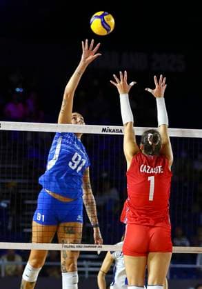 (250826) -- CHIANG MAI, Aug. 26, 2025 -- Martha Evdokia Anthouli (L) of Greece competes during the Preliminary Phase Pool C match between France and Greece at the Volleyball Women s World Championship, WM, Weltmeisterschaft in Chiang Mai, Thailand, Aug. 26, 2025. ) (SP)THAILAND-CHIANG MAI-VOLLEYBALL-WOMEN S WORLD CHAMPIONSHIP-FRANCE VS GREECE SunxWeitong 
