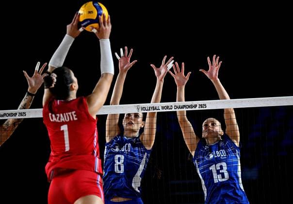 (250826) -- CHIANG MAI, Aug. 26, 2025 -- Andromachi Tsiogka (C) and Effrosyni Bakodimou (R) of Greece block during the Preliminary Phase Pool C match between France and Greece at the Volleyball Women s World Championship, WM, Weltmeisterschaft in Chiang Mai, Thailand, Aug. 26, 2025. ) (SP)THAILAND-CHIANG MAI-VOLLEYBALL-WOMEN S WORLD CHAMPIONSHIP-FRANCE VS GREECE HouxZhaokang 