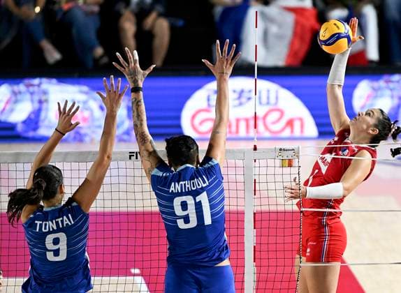 (250826) -- CHIANG MAI, Aug. 26, 2025 -- Helena Cazaute (R) of France spikes the ball during the Preliminary Phase Pool C match between France and Greece at the Volleyball Women s World Championship, WM, Weltmeisterschaft in Chiang Mai, Thailand, Aug. 26, 2025. ) (SP)THAILAND-CHIANG MAI-VOLLEYBALL-WOMEN S WORLD CHAMPIONSHIP-FRANCE VS GREECE HouxZhaokang 