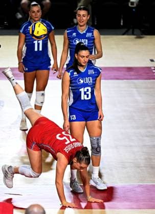 (250826) -- CHIANG MAI, Aug. 26, 2025 -- Enora Danard-Selosse (bottom) of France falis to save the ball during the Preliminary Phase Pool C match between France and Greece at the Volleyball Women s World Championship, WM, Weltmeisterschaft in Chiang Mai, Thailand, Aug. 26, 2025. ) (SP)THAILAND-CHIANG MAI-VOLLEYBALL-WOMEN S WORLD CHAMPIONSHIP-FRANCE VS GREECE HouxZhaokang 