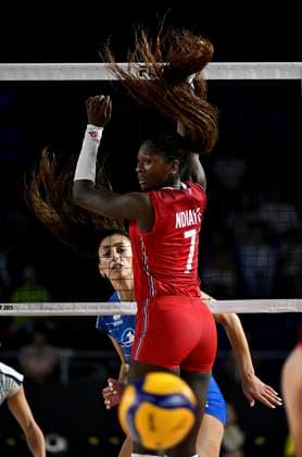 (250826) -- CHIANG MAI, Aug. 26, 2025 -- Iman Ndiaye (front) of France competes against Olga Strantzali of Greece during the Preliminary Phase Pool C match between France and Greece at the Volleyball Women s World Championship, WM, Weltmeisterschaft in Chiang Mai, Thailand, Aug. 26, 2025. ) (SP)THAILAND-CHIANG MAI-VOLLEYBALL-WOMEN S WORLD CHAMPIONSHIP-FRANCE VS GREECE HouxZhaokang 