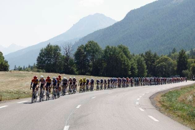 The pack competes in the fourth stage of La Vuelta cycling tour between Susa and Voiron, 26 August 2025. This stage covering 206,7 km is the last one held in Italy before teams departs for Spain to continue the race. Fourth stage of La Vuelta cycling tour !ACHTUNG: NUR REDAKTIONELLE NUTZUNG!  Copyright: xJavierxLizonx GRAF2984 20250826-55017741144_1