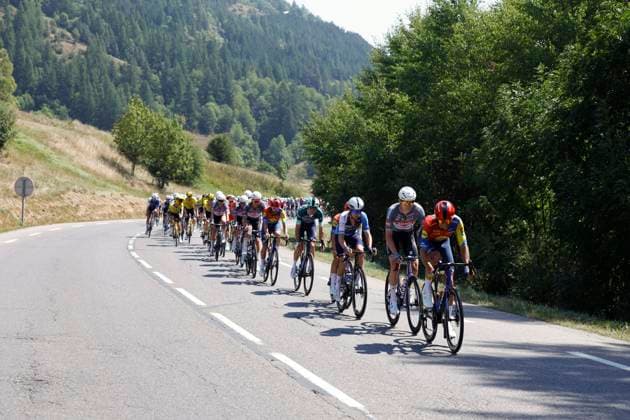 The pack competes in the fourth stage of La Vuelta cycling tour between Susa and Voiron, 26 August 2025. This stage covering 206,7 km is the last one held in Italy before teams departs for Spain to continue the race. Fourth stage of La Vuelta cycling tour !ACHTUNG: NUR REDAKTIONELLE NUTZUNG!  Copyright: xJavierxLizonx GRAF2986 20250826-55017741147_1