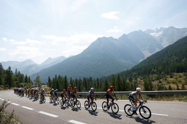 The pack competes in the fourth stage of La Vuelta cycling tour between Susa and Voiron, 26 August 2025. This stage covering 206,7 km is the last one held in Italy before teams departs for Spain to continue the race. Fourth stage of La Vuelta cycling tour !ACHTUNG: NUR REDAKTIONELLE NUTZUNG!  Copyright: xJavierxLizonx GRAF3013 20250826-55017741170_1